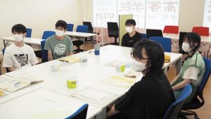 芸術・書道実習「手作り和紙の絵手紙作成」2022-313