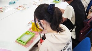 芸術・書道実習「紙漉き体験」2022-70