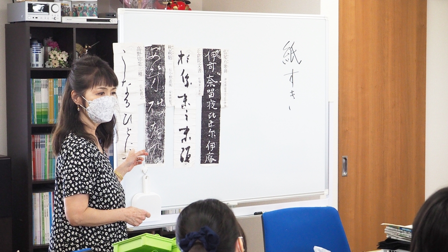 七夕の書道実習「紙漉き」和紙体験学習｜まずは武村先生から手順の説明です