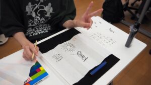 夏の芸術書道実習「オリジナル団扇で初めてのお茶会」練習編2024-115