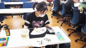 夏の芸術書道実習「オリジナル団扇で初めてのお茶会」完成編2024-152