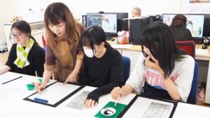 夏の芸術書道実習「オリジナル団扇で初めてのお茶会」練習編2024-93