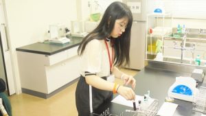 キャリアデザインゼミ・研究室訪問「大阪樟蔭女子大学」化学・実験2019-16