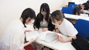 授業風景「英語レポート課題」2023-8