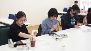 芸術・美術実習「粘土細工」懐かしい子どもの頃の感触を楽しもう2024-52