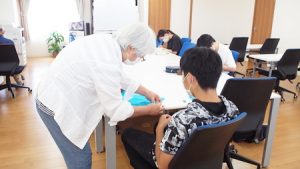家庭総合・被服実習「まつり縫いとかがり縫い」2020-13