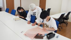 家庭総合・被服実習「まつり縫いとかがり縫い」2020-15