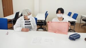 家庭総合・被服実習「まつり縫いとかがり縫い」2020-17