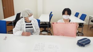家庭総合・被服実習「まつり縫いとかがり縫い」2020-18