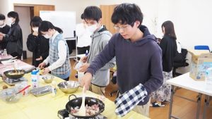 秋の家庭総合・調理実習「八宝炒菜・粟米湯・杏仁豆腐」2023-304