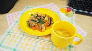 秋の家庭総合・調理実習「八宝炒菜・粟米湯・杏仁豆腐」2023-306