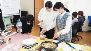 秋の家庭総合・調理実習「八宝炒菜・粟米湯・杏仁豆腐」2023-310