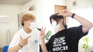 夏の体育実技・CUPS!カップダンス2022-104｜終了後は保健体育の水野先生と交歓会です楽しそう