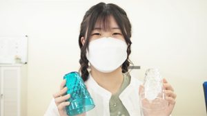 夏の体育実技・CUPS!カップダンス2022-143｜お約束カップを構えてポーズです
