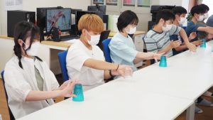 夏の体育実技・CUPS!カップダンス2022-56｜それでは音楽スタートです