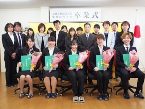 第3回卒業式・2018年度（平成30年度）卒業生・保護者集合写真2018-028
