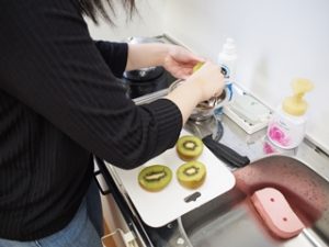 家庭総合・調理実習「フルーツゼリーのデザート」2018-060