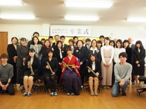 第1回卒業式・2016年度（平成28年度）「創立記念・第1期卒業生」集合写真2016-100