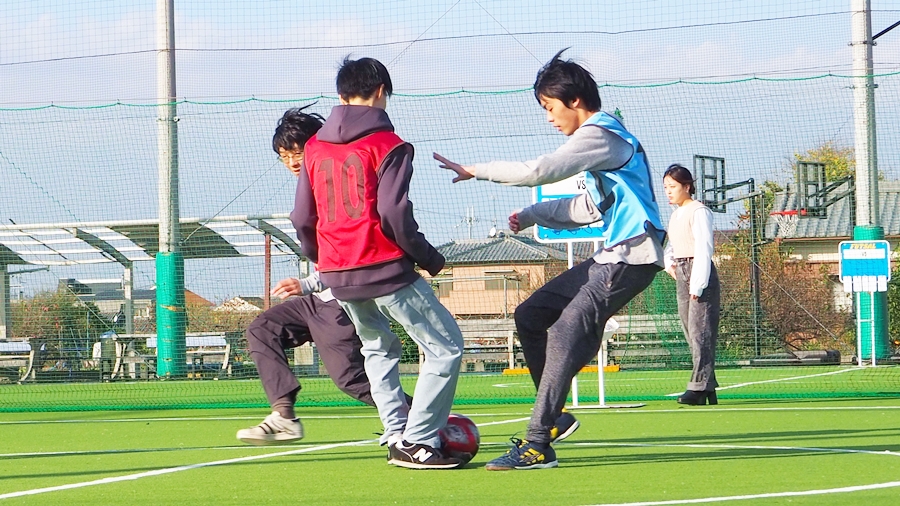 保健体育・体育実技『フットサル』FEEL スポーツパーク KASHIHARA｜キックオフ！両チーム激しい攻防戦開始