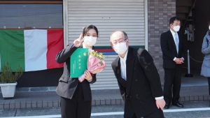 第六回卒業式（2021年度・令和3年度）卒業生と学院長2021-741