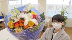 卒業記念の花束ありがとう！皆の幸せを祈っています・学院長