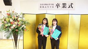 第七回卒業式（2022年度・令和4年度）「二通の答辞・さらば青春・高校生時代」卒業生の仲良し二人2022-204