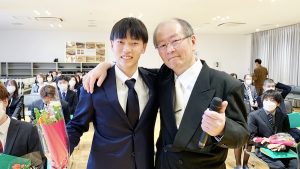 第七回卒業式（2022年度・令和4年度）卒業生「丹野君と学院長」2022-205