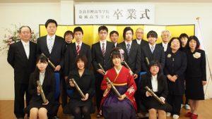 第1回卒業式「創立第1期卒業生」集合写真2016-1