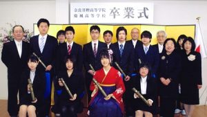 晴れの第一回卒業式集合写真