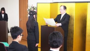 第2回卒業式（2017年度・平成29年度）成績優秀者表彰状授与2017-402