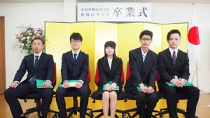 第2回卒業式卒業生集合写真｜学院創立メンバーの卒業は寂しい限りですgraduation2017-403
