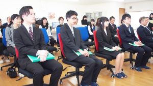 第2回卒業式会場全景写真｜少人数の卒業生ですが一人ひとりが輝いていましたgraduation2017-404