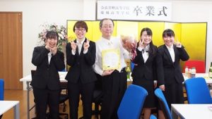 第3回卒業式・2018年度（平成30年度）「勇往邁進・威風堂々」花束・色紙贈呈2018-30