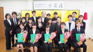 第3回卒業式「勇往邁進・威風堂々」卒業生集合写真2018-54
