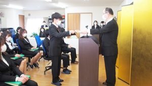 第五回卒業式（2020年度・令和2年度）記念品授与2020-211