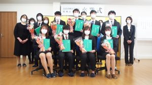 第五回卒業式（2020年度・令和2年度）卒業生保護者集合マスクあり2020-468