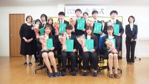 第五回卒業式（2020年度・令和2年度）卒業生保護者集合マスクなし2020-469