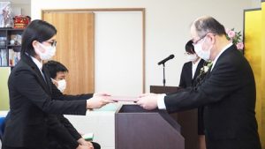 第六回卒業式（2021年度・令和3年度）卒業生代表と学院長2021-283