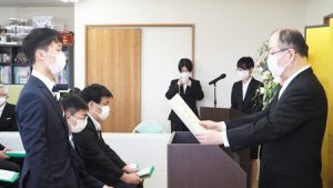 第六回卒業式（2021年度・令和3年度）表彰状授与2021-83
