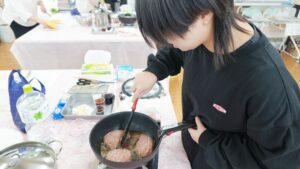 家庭総合・調理実習『煮込みハンバーグ・デコレーションケーキ』2025-249
