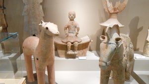 橿原考古学研究所付属博物館・人物埴輪「椅子に座る男性像」2022-33