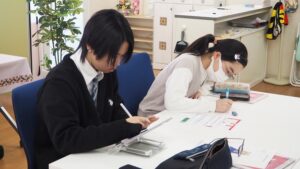 専門学校アートカレッジ神戸「絵が上手くなる方法教えます」出張授業・出前授業2025-84