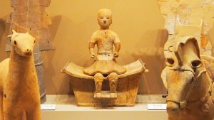 橿原考古学研究所付属博物館・人物埴輪「椅子に座る男性像」イワミン2022-33