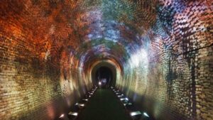 夏季校外学習「亀の瀬地すべり歴史資料室・インフラツーリズム」旧大阪鉄道亀瀬隧道・プロジェクションマッピング2024-339