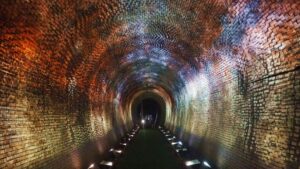 夏季校外学習「亀の瀬地すべり歴史資料室・インフラツーリズム」旧大阪鉄道亀瀬隧道・プロジェクションマッピング2024-340