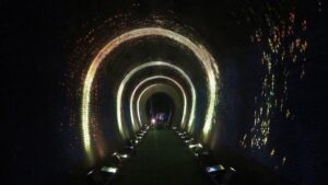 夏季校外学習「亀の瀬地すべり歴史資料室・インフラツーリズム」旧大阪鉄道亀瀬隧道・プロジェクションマッピング2024-357