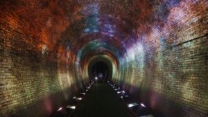 夏季校外学習「亀の瀬地すべり歴史資料室・インフラツーリズム」旧大阪鉄道亀瀬隧道・プロジェクションマッピング2024-383