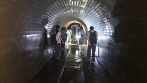 夏季校外学習「亀の瀬地すべり歴史資料室・インフラツーリズム」旧大阪鉄道亀瀬隧道・プロジェクションマッピング2024-135