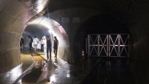 夏季校外学習「亀の瀬地すべり歴史資料室・インフラツーリズム」旧大阪鉄道亀瀬隧道・プロジェクションマッピング2024-149