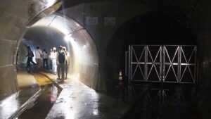 夏季校外学習「亀の瀬地すべり歴史資料室・インフラツーリズム」旧大阪鉄道亀瀬隧道・プロジェクションマッピング2024-150